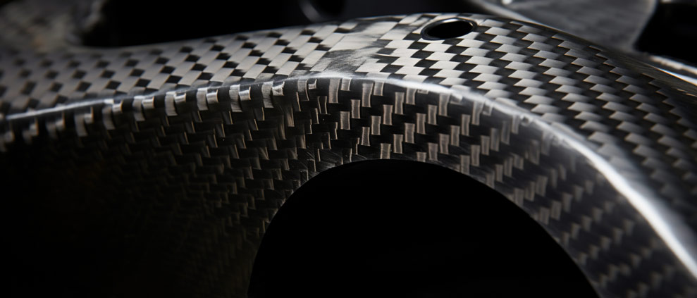 Pièce de véhicule en fibre de carbone IC-Composite, illustrant la résistance, l'esthétique et l'innovation de la chimie fascinante derrière la fibre de carbone.